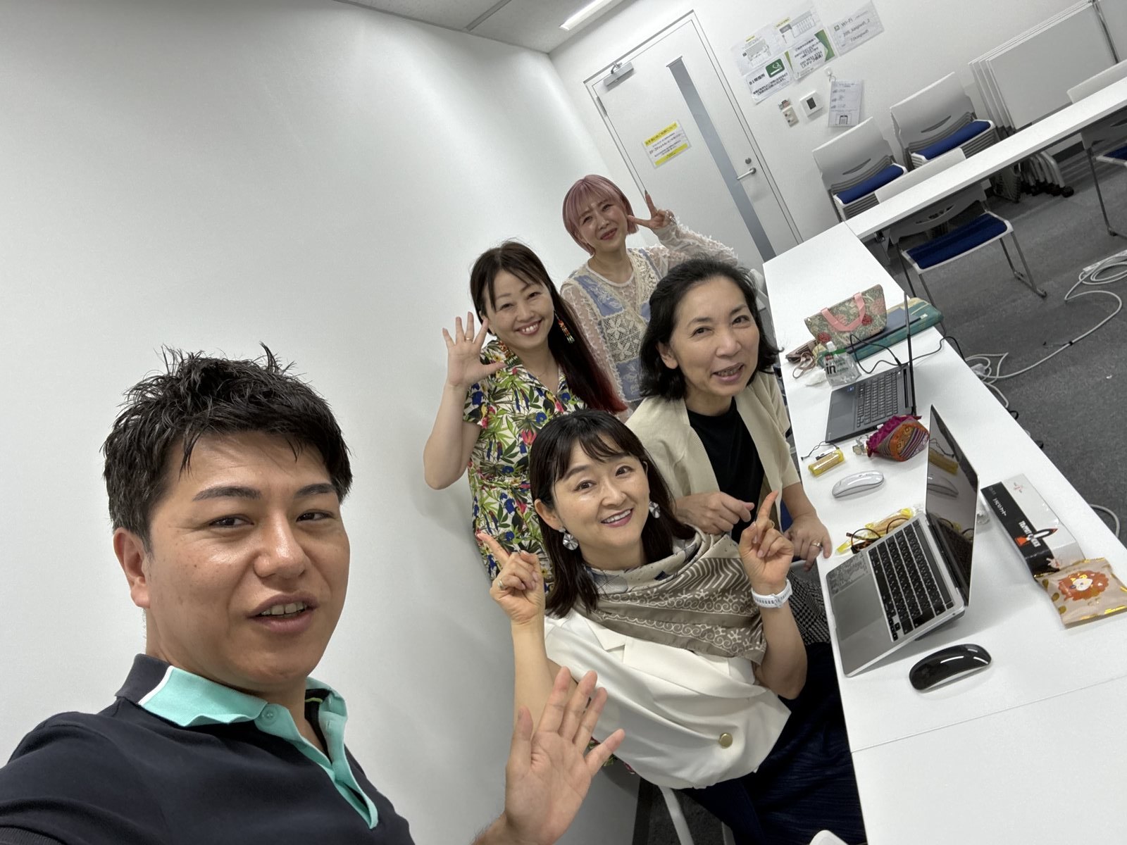 PLCプラチナ 月次ミーティングのひとコマ（田中祐一とメンバー）