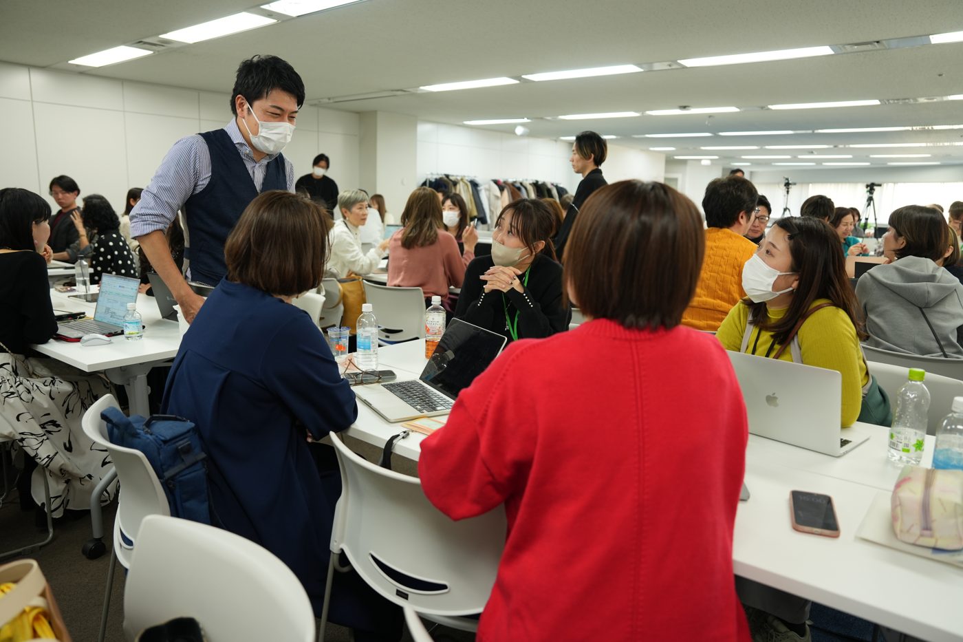 田中がテーブルを回りながらフィードバックする様子